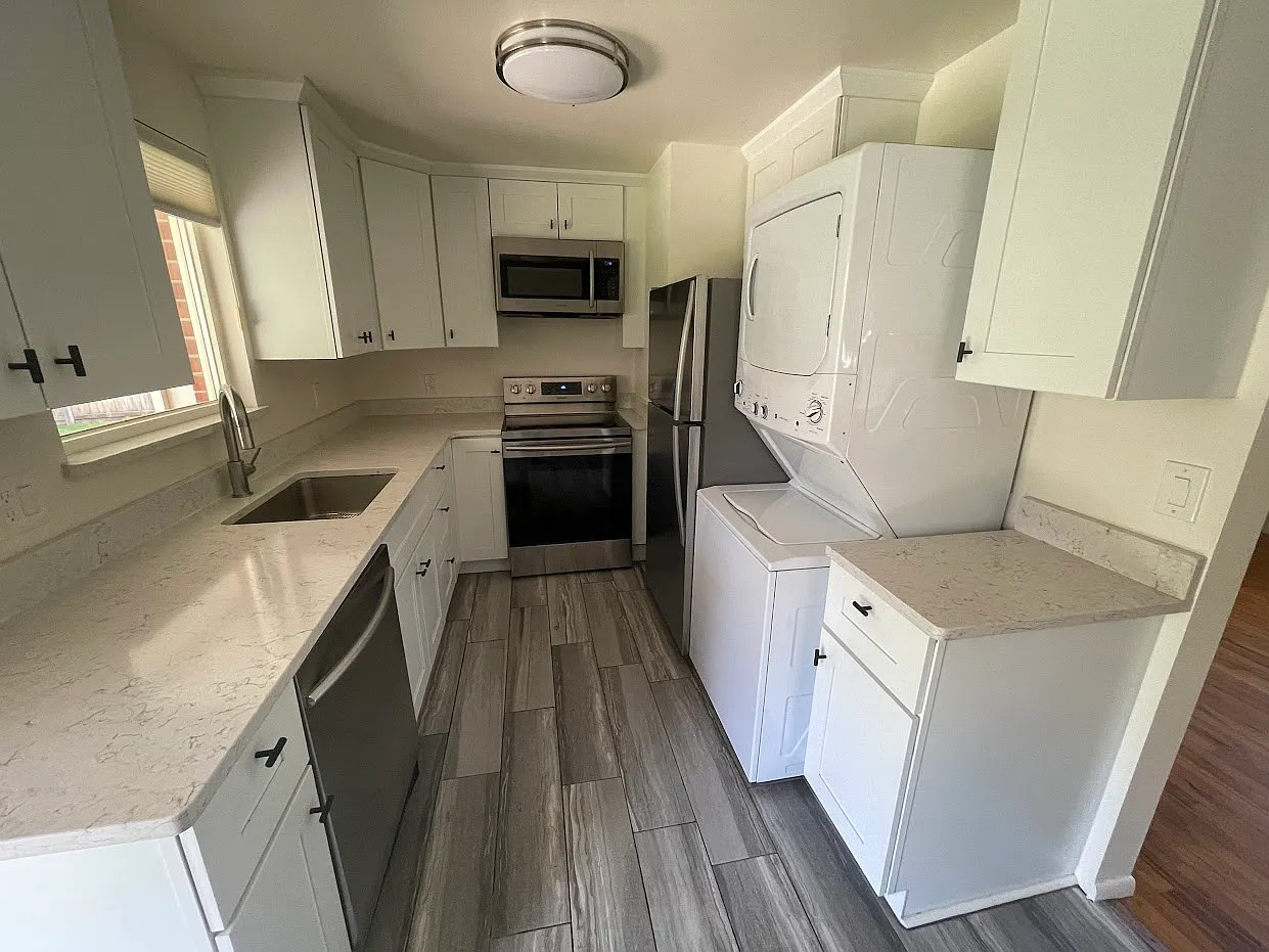 3 bed, 924 sqft, $2,800 — Photo 2