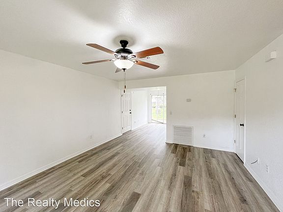4th image of 3820 Red Oaks Ct