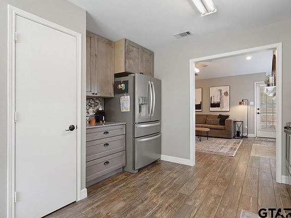 4th image of 600 Frederick Cir