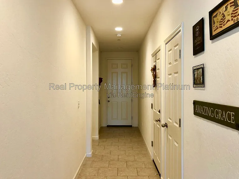 3031 N Schneider Ave — Photo 10
