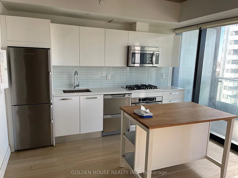 224 King St W #2002 — Photo 3