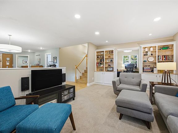 4th image of 3105 Maplewood Ln