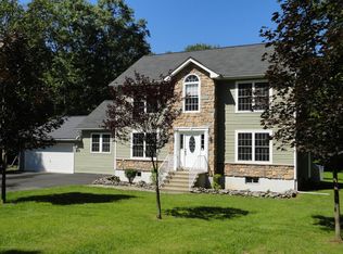 128 Gap View Cir, Bushkill, PA 18324