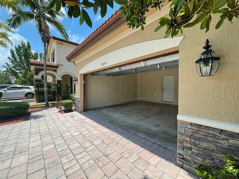 8858 NW 101st Pl — Photo 2