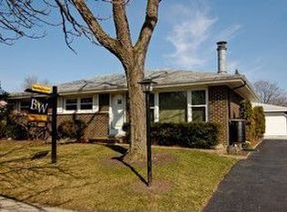 301 Robin Ln, Wood Dale, IL 60191