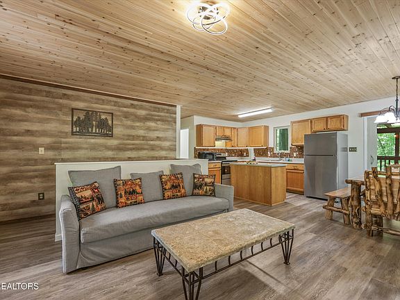 4th image of 375 Sugar Mountain Way