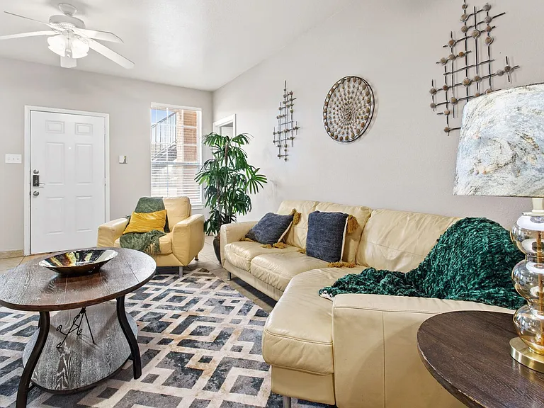 2406 S University Parks Dr — Photo 5