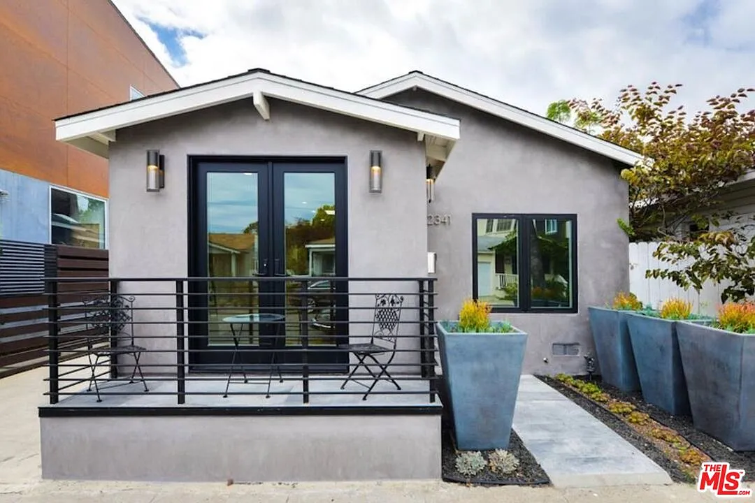 2 bed, 1.0 bath, 700 sqft, $5,200 — Photo 1