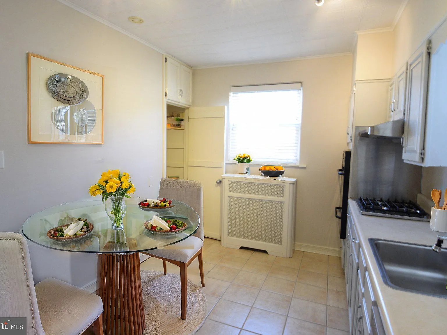 3 bed, 1.0 bath, 1231 sqft, $1,750 — Photo 2