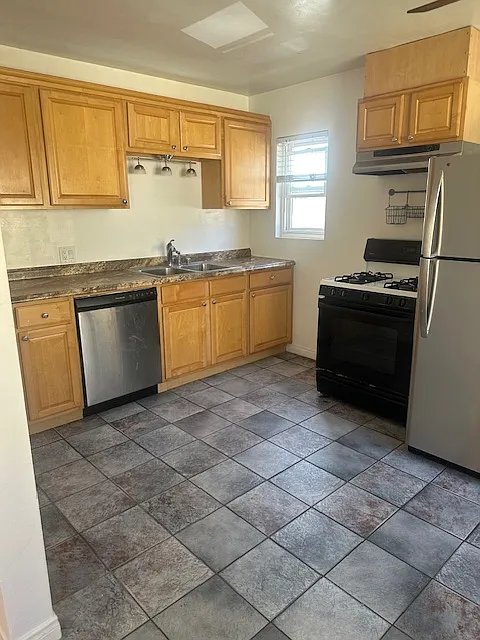 2 bed, 750 sqft, $2,285 — Photo 1