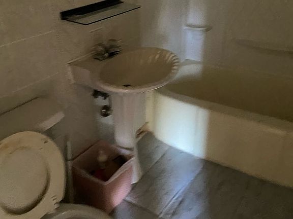 4th image of 831 Poplar Ave