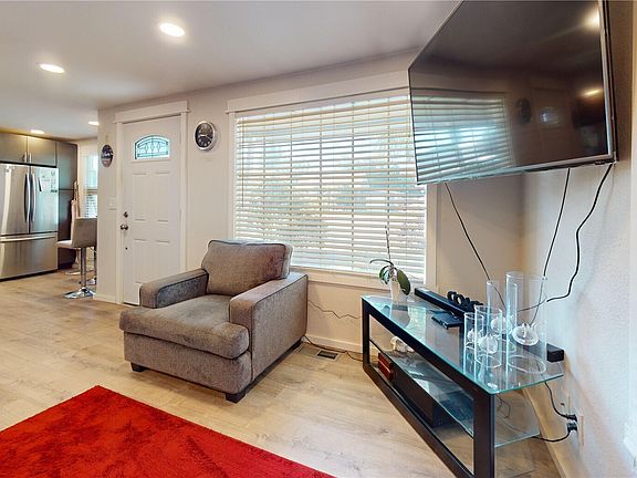 5th image of 521 E Magnolia Avenue
