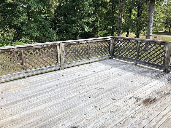 3rd image of 7024 Jeannette Ln