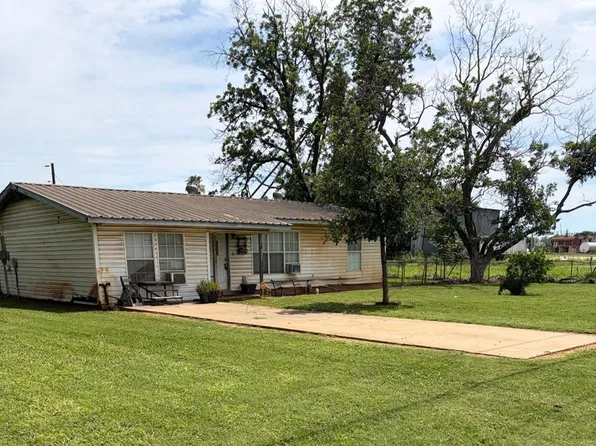 114 W Harris St, Dilley, TX 78017