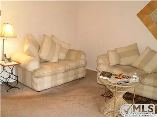 318 E Coventry Rd, Lakewood, NJ 08701