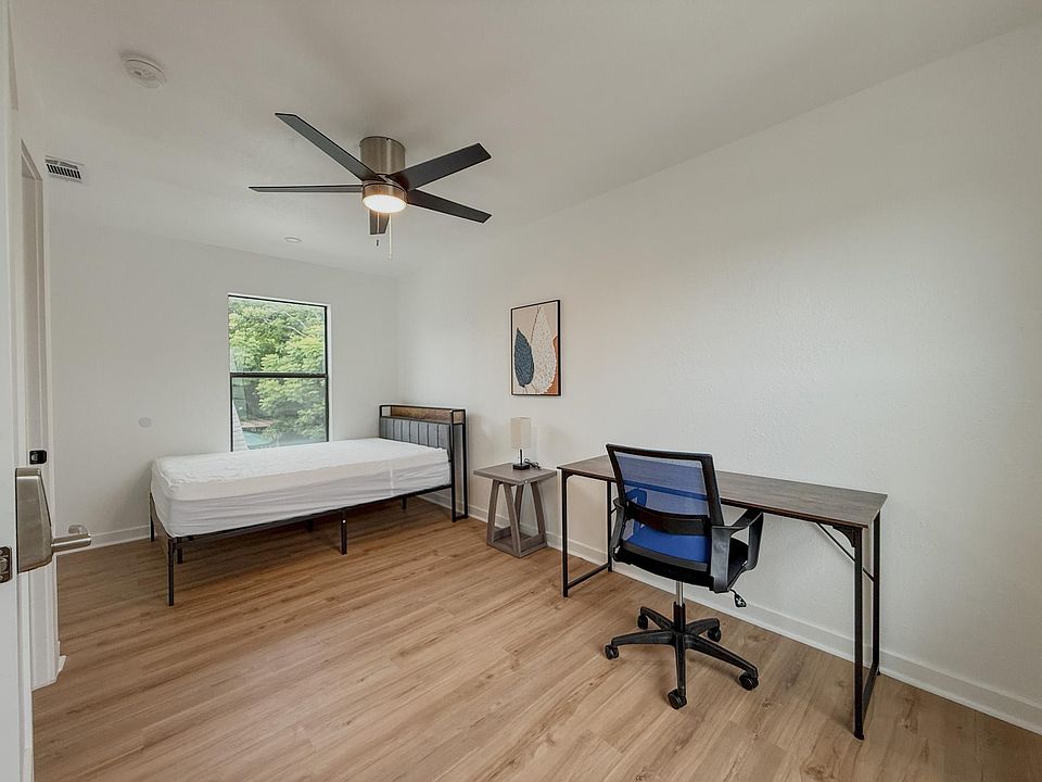 Bedroom 3 - Large room with work