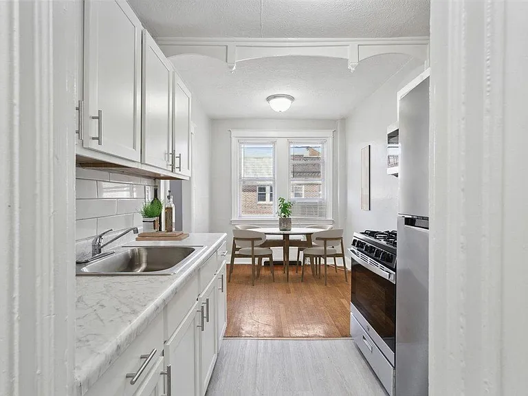 Shirley Court — Photo 3