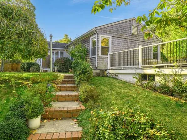 3 Indian Rd, Hampton Bays, NY 11946