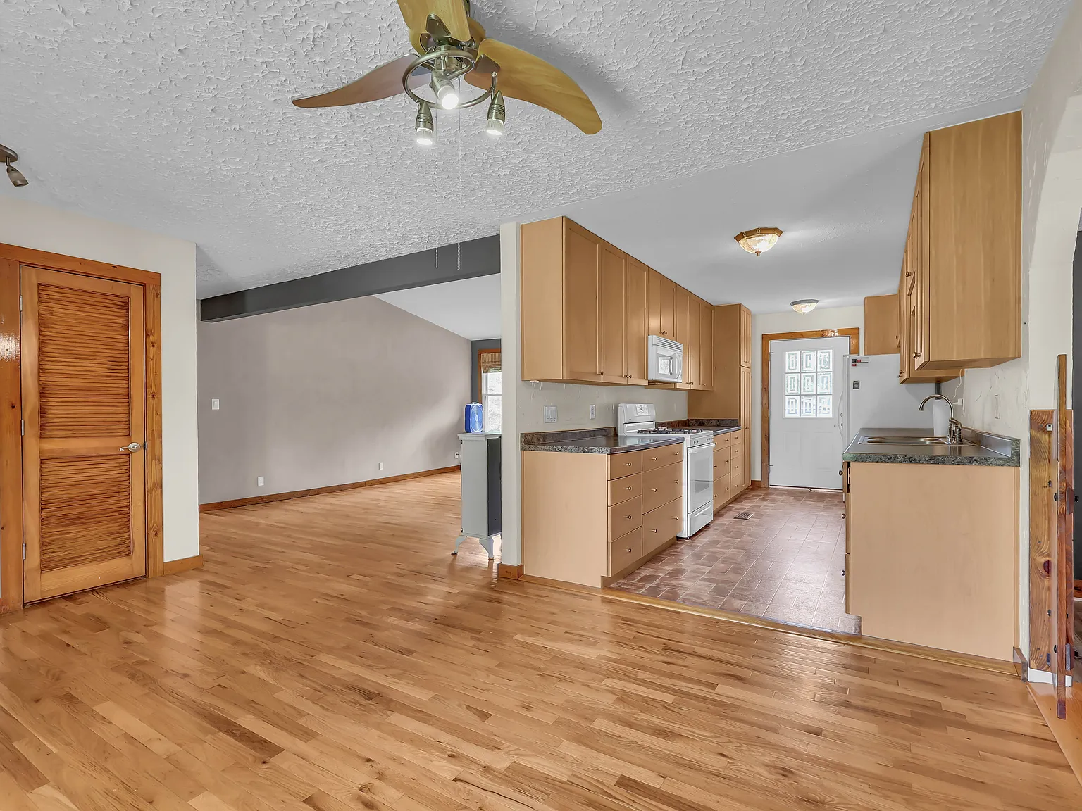 3 bed, 1644 sqft, $2,000 — Photo 4