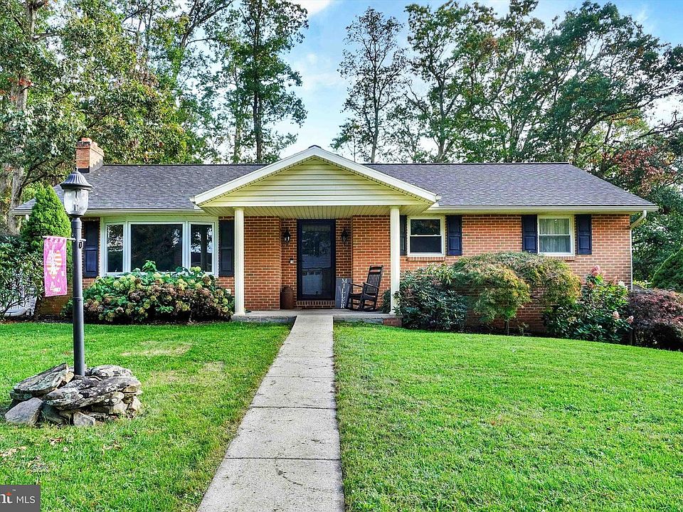 1st image of 4 Woodland Dr