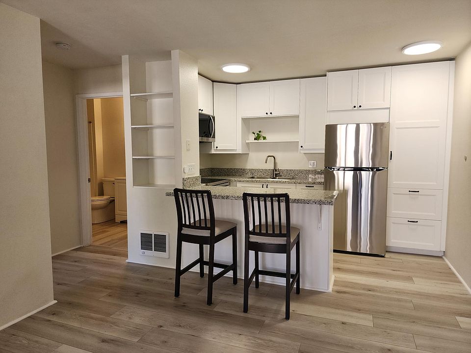 Open floorplan, barstools included.