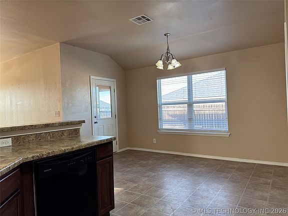 4th image of 14750 S Hickory Pl