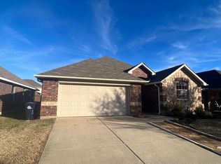 916 Raleigh Path Rd, Denton, TX 76208