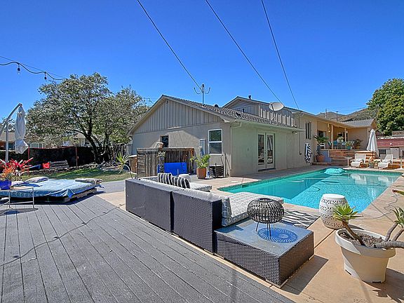 5th image of 382 Sierra Dr