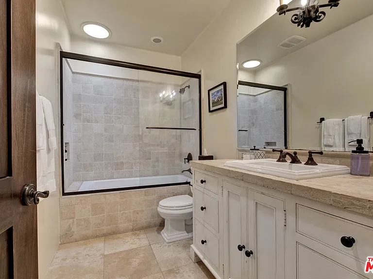 211 Bath St — Photo 10