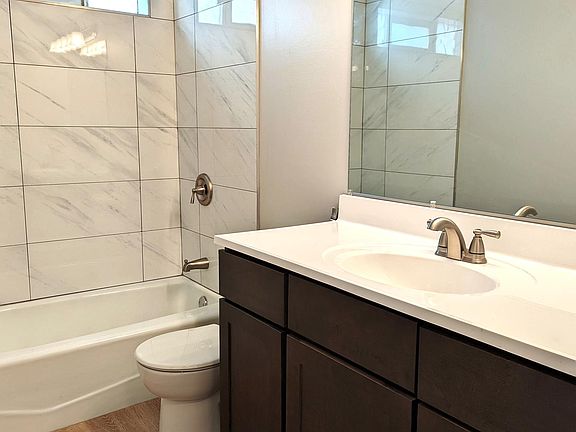 3rd image of 32 E 58th St