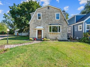 1233 Fox River Dr, Algonquin, IL 60102