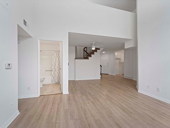5th image of 10721 Moorpark St APT 204