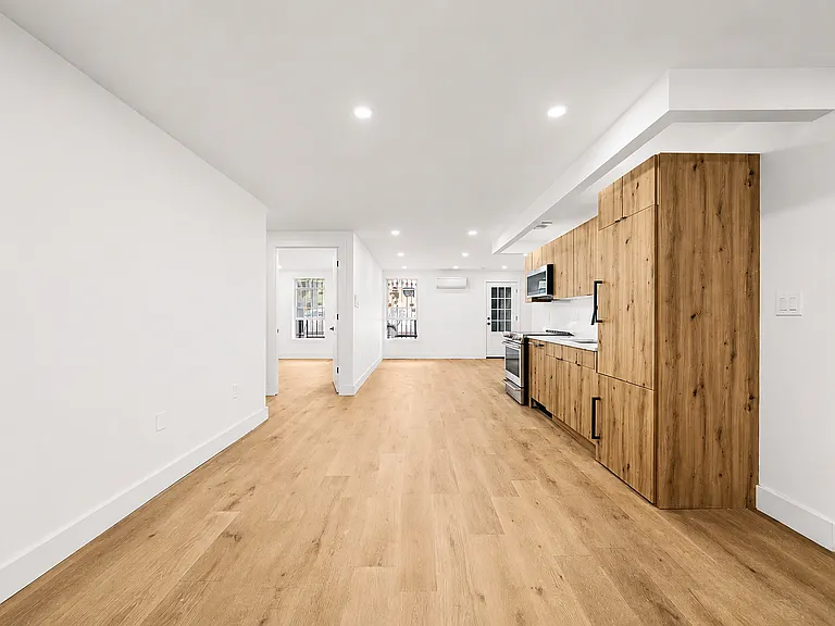 138 Noble St #G — Photo 3