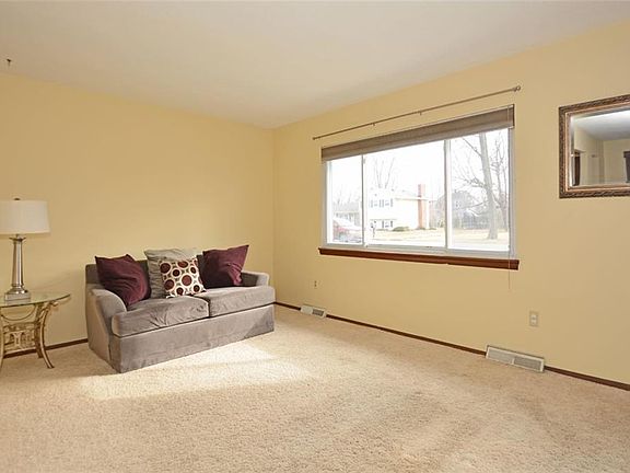 4th image of 860 Roberts St