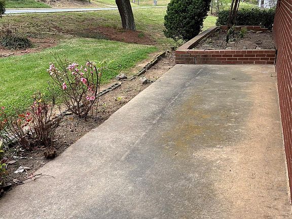 4th image of 819 N Piedmont Ave