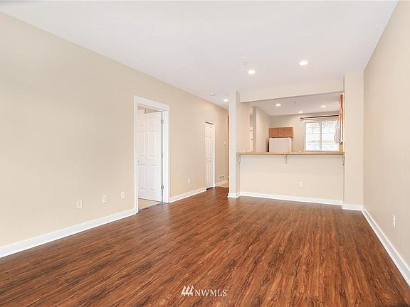 4th image of 3500 E Lake Sammamish Pkwy SE Unit 3-203