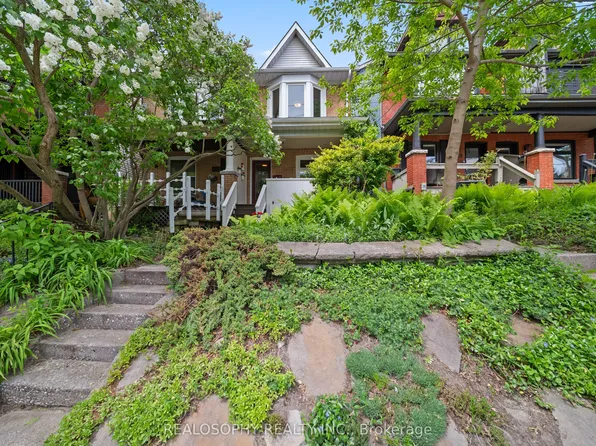 118 Ivy Ave, Toronto, ON M4L 2H7
