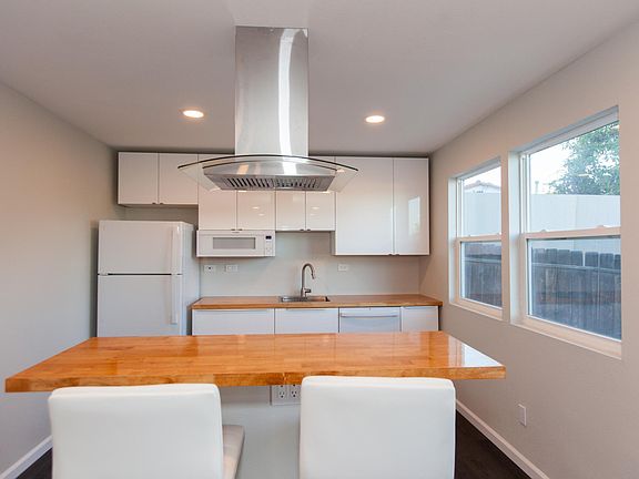 Kitchen barstools included