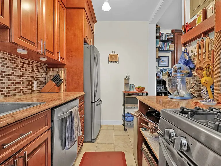 21-37 33rd St #1C — Photo 6