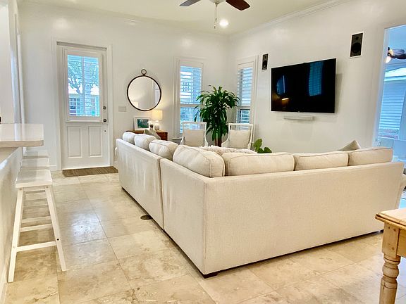 5th image of 2010 Pine Island Cir