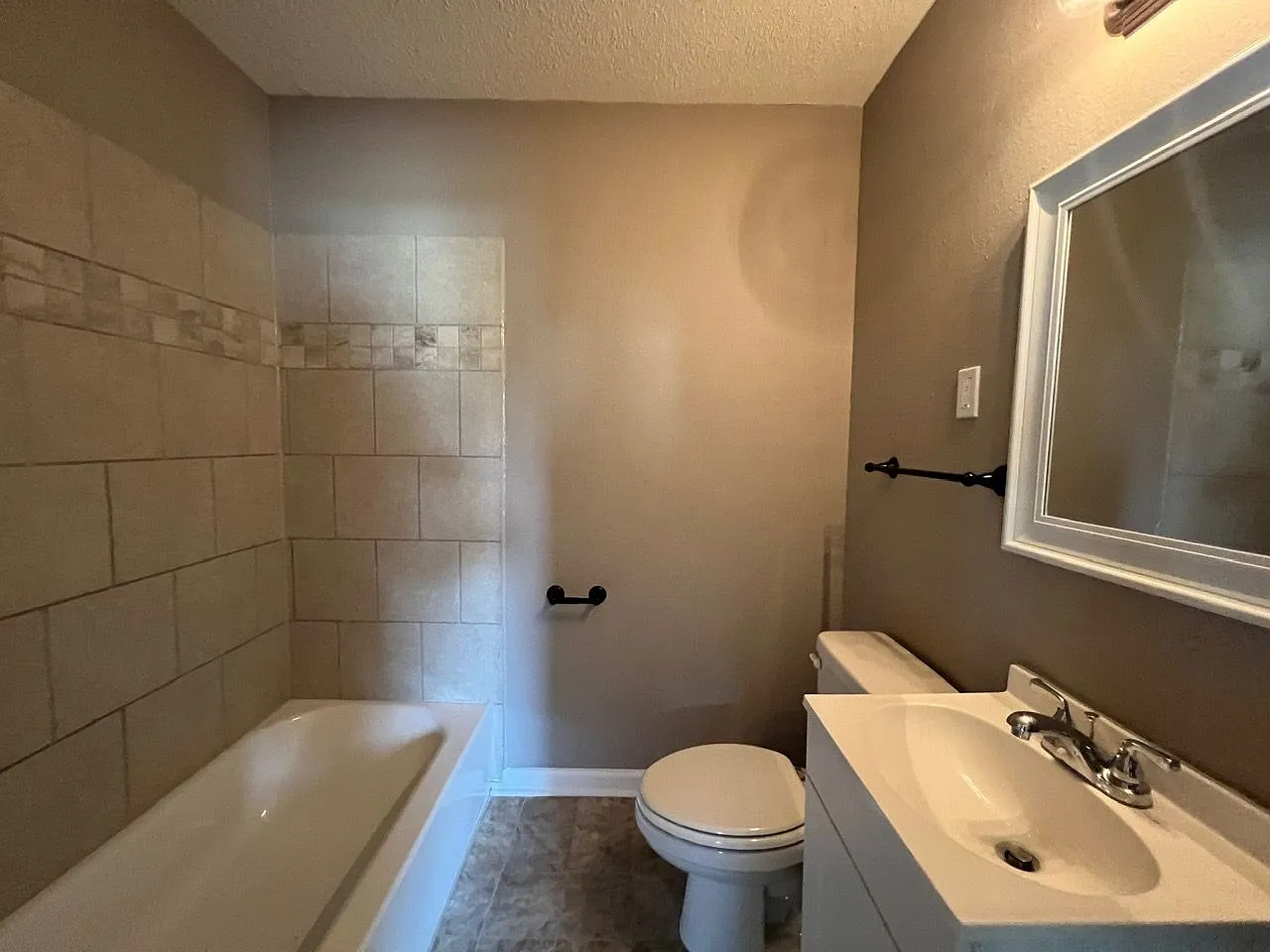 1987 Cloverdale Dr — Photo 2