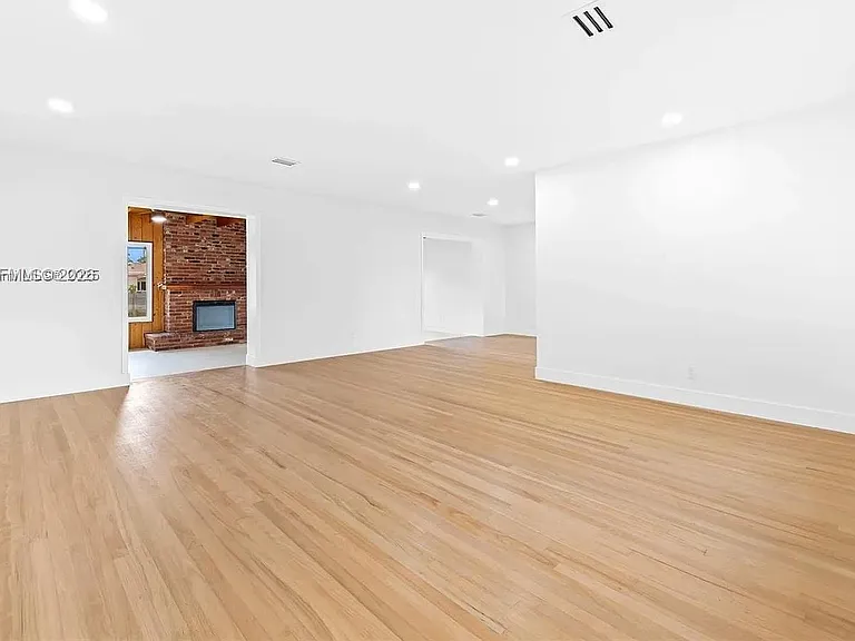 3410 Cleveland St — Photo 6