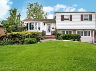 18 Grohmans Ln, Plainview, NY 11803