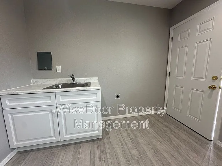 2752 E 58th St #B — Photo 6