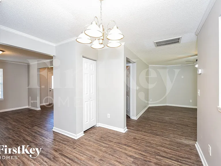 423 Aberdeen Cir — Photo 5