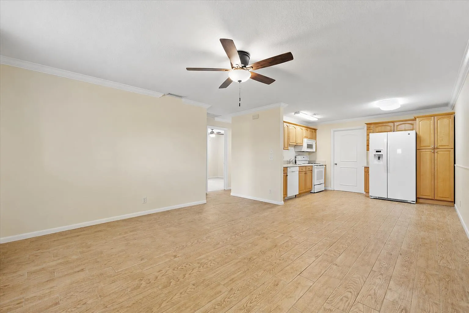 2 bed, 1.0 bath, 1620 sqft, $2,200 — Photo 2