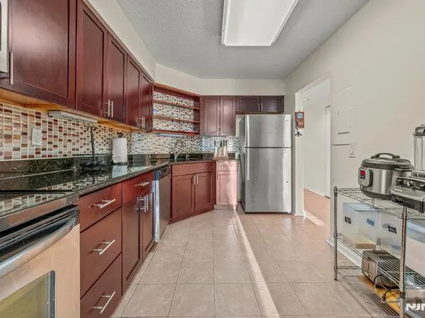 1055 River Road image 3 of 37
