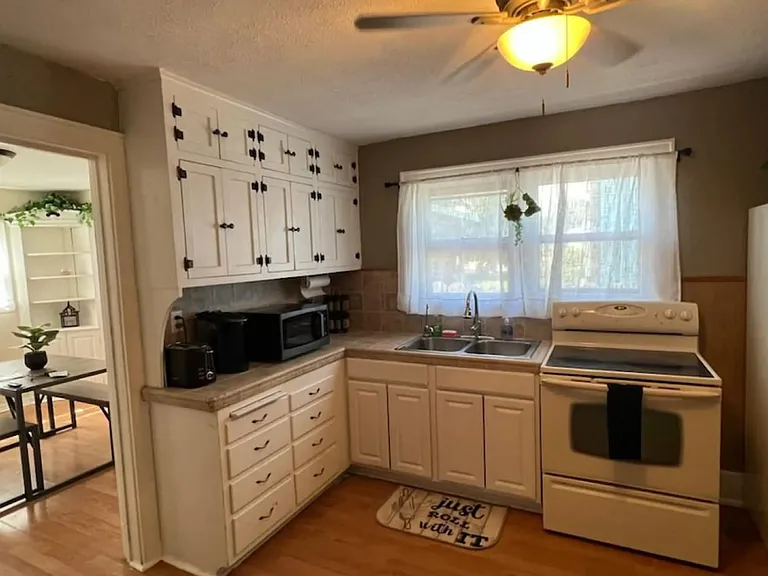 635 Amoretti St — Photo 3