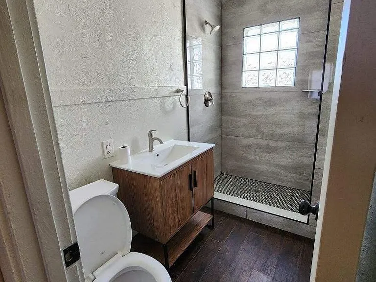 716 E Pierce St — Photo 2
