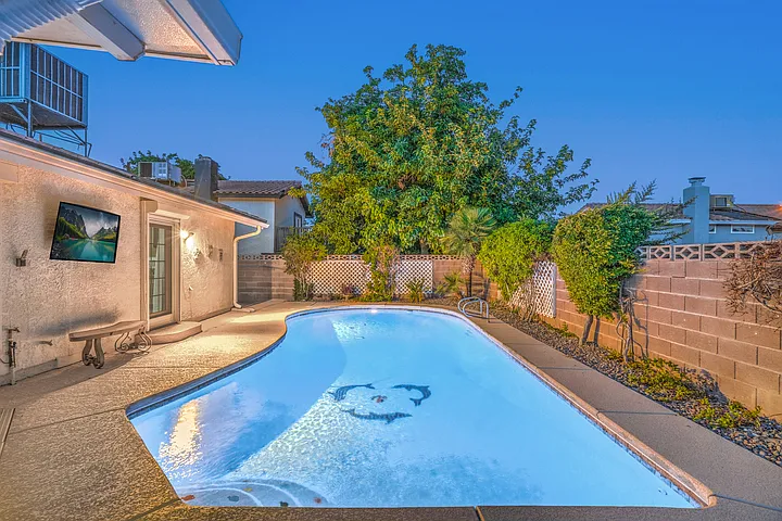 Fully Furnished 3-Bedroom Home with Pool, Spa & Sunroom — Photo 4
